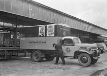 803492 Afbeelding van een vrachtauto van Van Gend & Loos met een autolaadkist bij de goederenloods te Nijmegen.